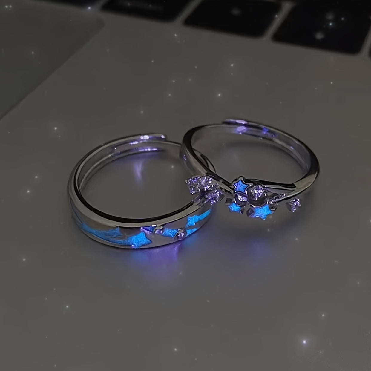 Elegante juego de 2 anillos para parejas: diseño ajustable y luminoso de noche estrellada con diamantes de imitación, aleación plateada: perfecto para uso diario y para regalar