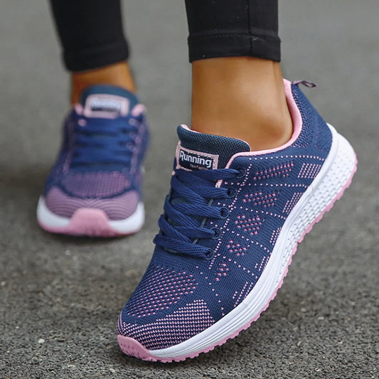 Zapatillas de deporte transpirables de moda para mujer, nuevas zapatillas de deporte suaves de color sólido, calzado de mujer con cordones de tela de malla