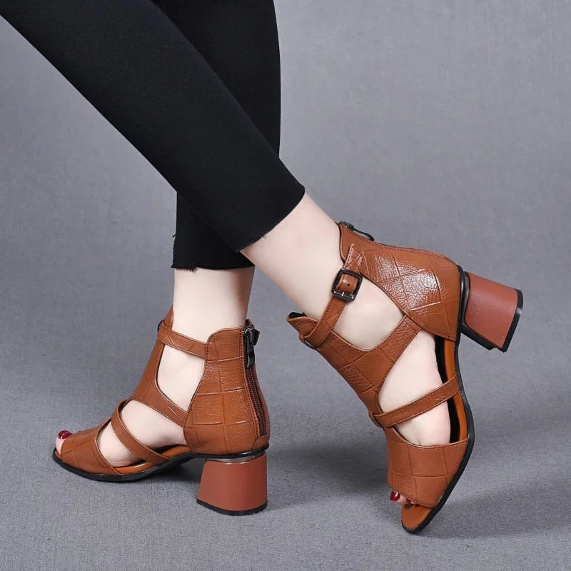 Sandalias romanas informales de cuero suave para mujer, nuevas sandalias de cuña con plataforma y suela suave de verano para mujer, sandalias de diseñador huecas de moda