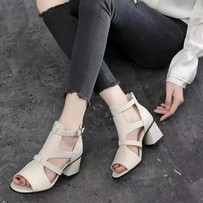 Sandalias romanas informales de cuero suave para mujer, nuevas sandalias de cuña con plataforma y suela suave de verano para mujer, sandalias de diseñador huecas de moda